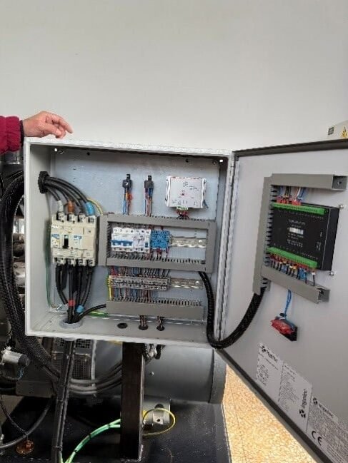caja de eléctrico vista de lado